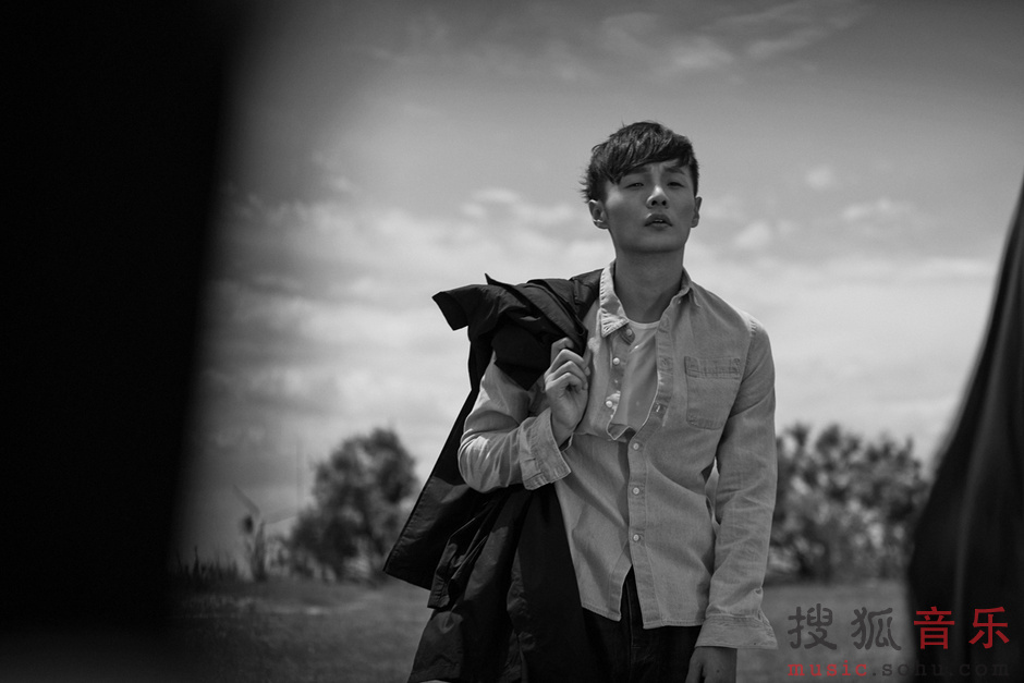 李荣浩曝黑白荒野大片 极简主义显冷峻型男本