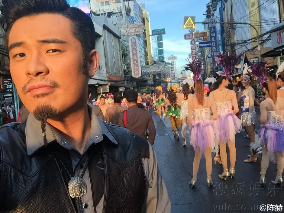 陈赫留小胡子晒自拍 与猛男合影露背美女抢镜