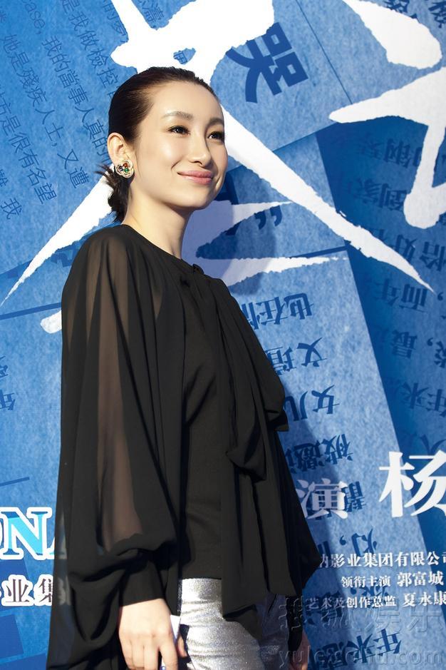 《圣诞玫瑰》首映 秦海璐造型多变酷帅性感