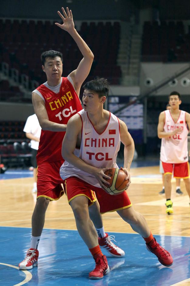 高清:男篮训练阿联肌肉惊人 王治郅防守王哲林