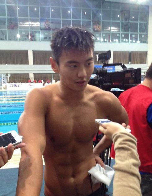 送! 宁泽涛被美女熊抱(图)7175686-体育<em>图片</em>库