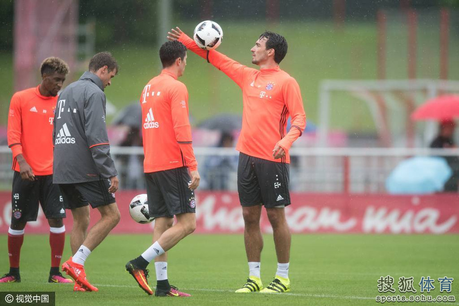 高清图:狐媚桑切斯归队首训 铁闸摊手在讲解啥