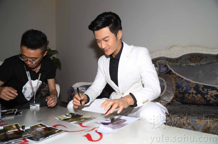 沈泰《何以》宣传献出<em>处女</em> 壁咚 引粉丝尖叫(图