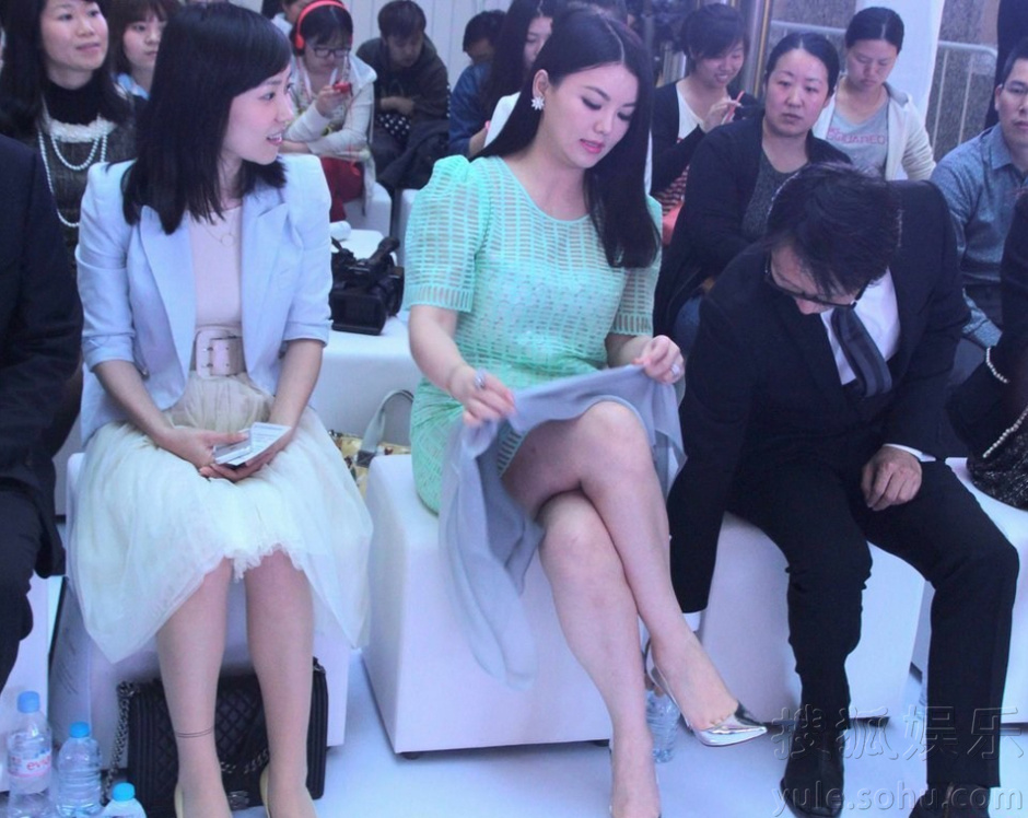 李湘踩高跟挺孕肚捞金 身材圆润保安护驾6597