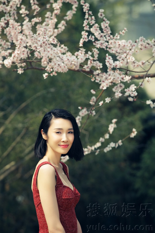 陈丽娜夏日写真 优雅红裙大展青衣风范(组图)