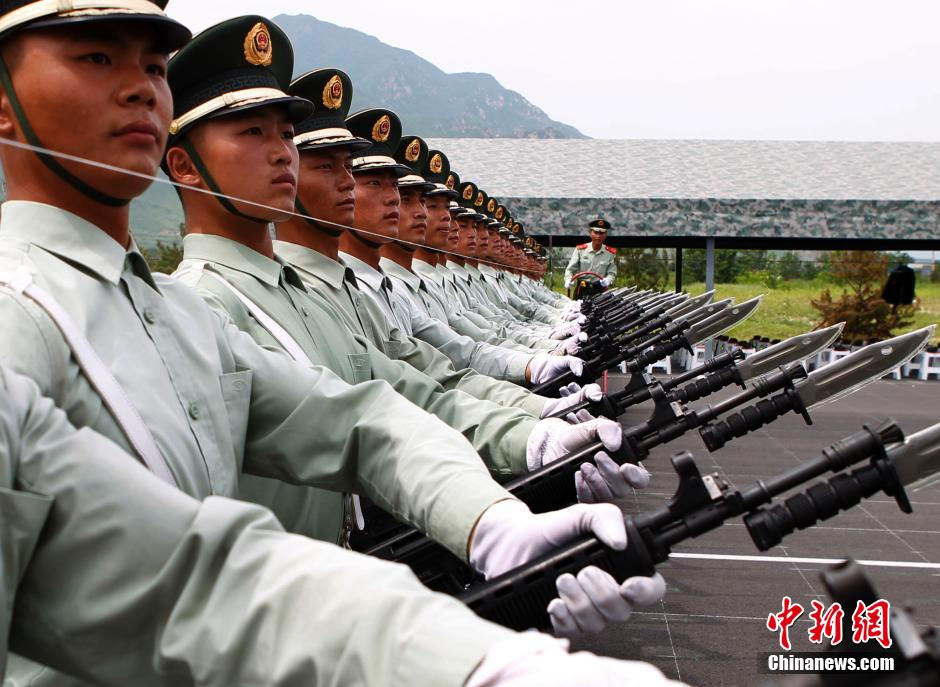 探访阅兵基地 女兵持枪排练英姿飒爽