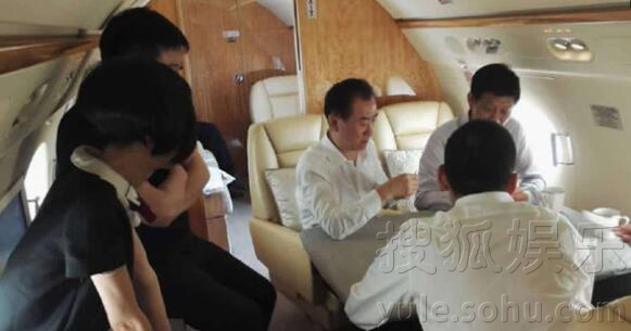 王健林带鲁豫吃万达食堂 还在私人飞机里斗地