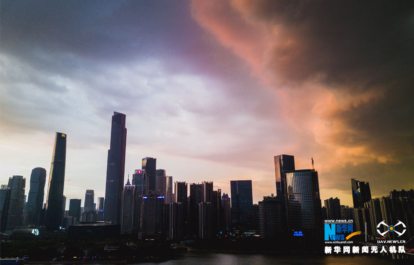 航拍台风帕卡登陆前的广东魔幻天空