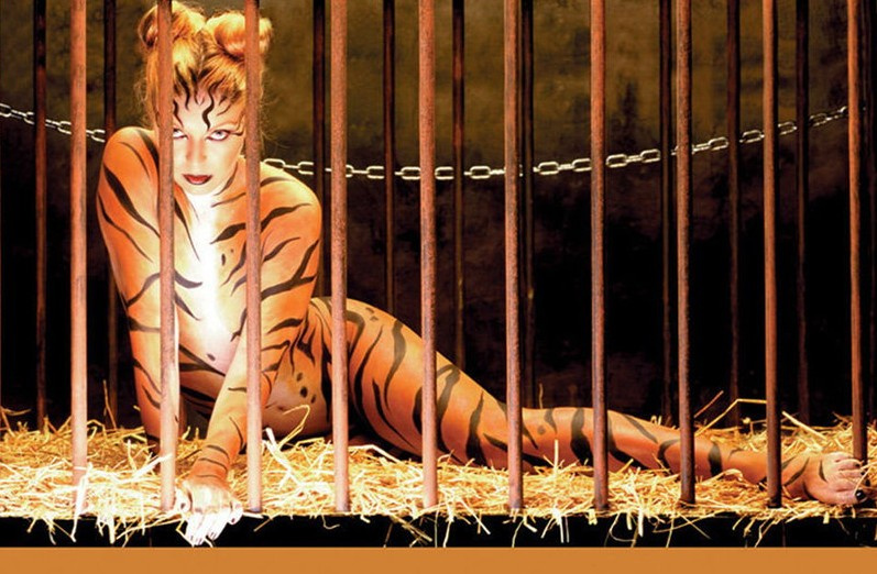 美国女主播晒猎杀动物照遭到网友炮轰。而在娱乐圈中,为了声援保护动物的活动,多位明星纷纷脱掉衣服拍摄公益广告。图为女星们裸体出镜,用实际行动支持PETA(善待动物组织)宁愿裸体也不愿意穿的活动精神,呼吁善待和爱护动物,拒绝皮草。