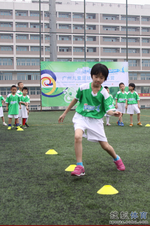 高清:广东校园足球训练营 推广足球从少儿抓起