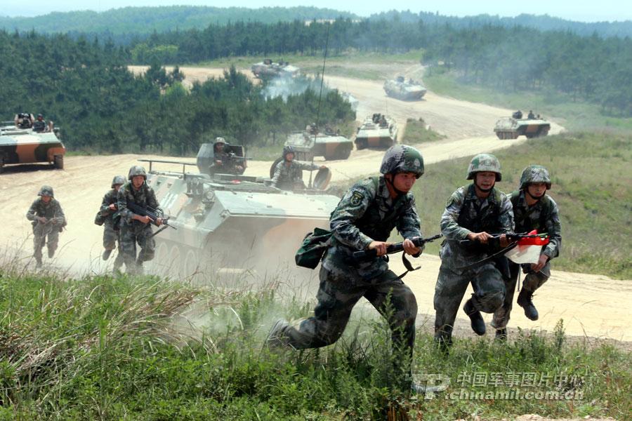 反坦克火箭夺占阵地 步战车集群冲锋 装甲步兵下车展开冲击.