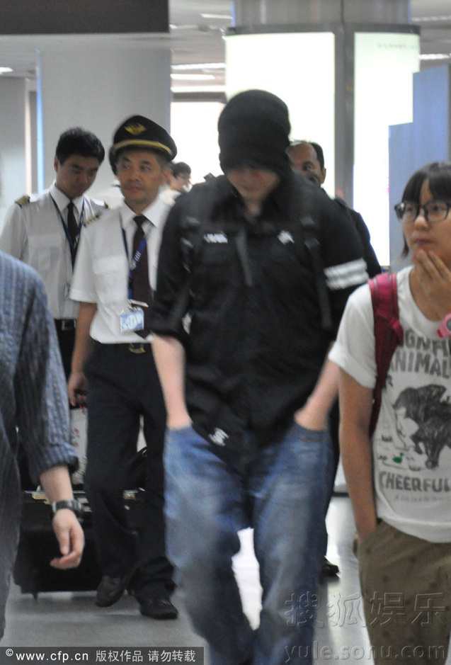 助理贴身保护阻拍照 五月天阿信防拍发福脸型