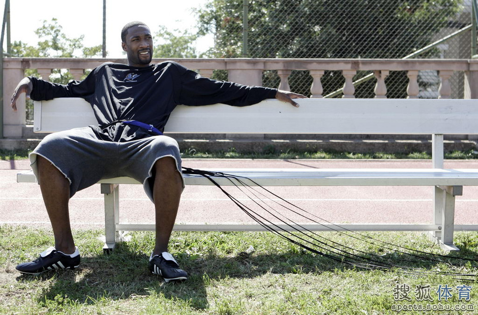 阿里纳斯珍贵照:传奇0号特工 持枪门毁掉生涯