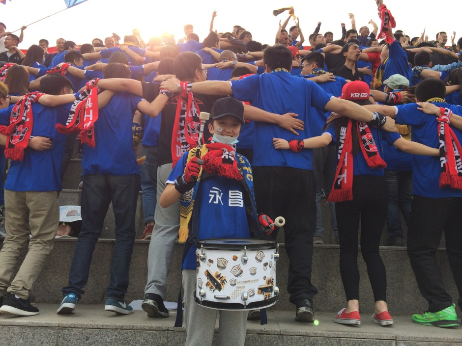 高清:永昌球员拉手鞠躬谢球迷 忠实拥趸齐助威