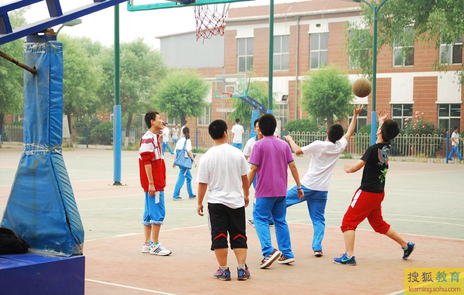 课间虽然短暂，但学生们也常到操场上的篮球场玩上一会儿，学习没有完全淹没他们的生活。