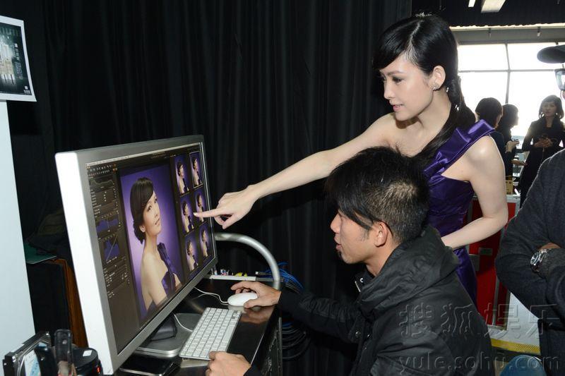 周慧敏拍广告大片 穿紫色裙显妖娆妩媚50535