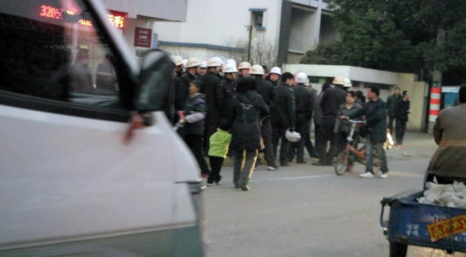 苏州 城管打 昏 女商贩 遭千余人攻击 防暴警察出