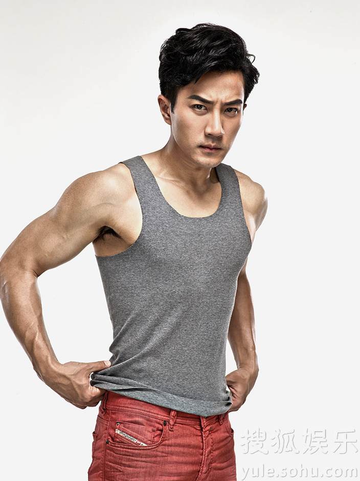 刘恺威为时尚杂志拍写真 着装随意秀肌肉现魅