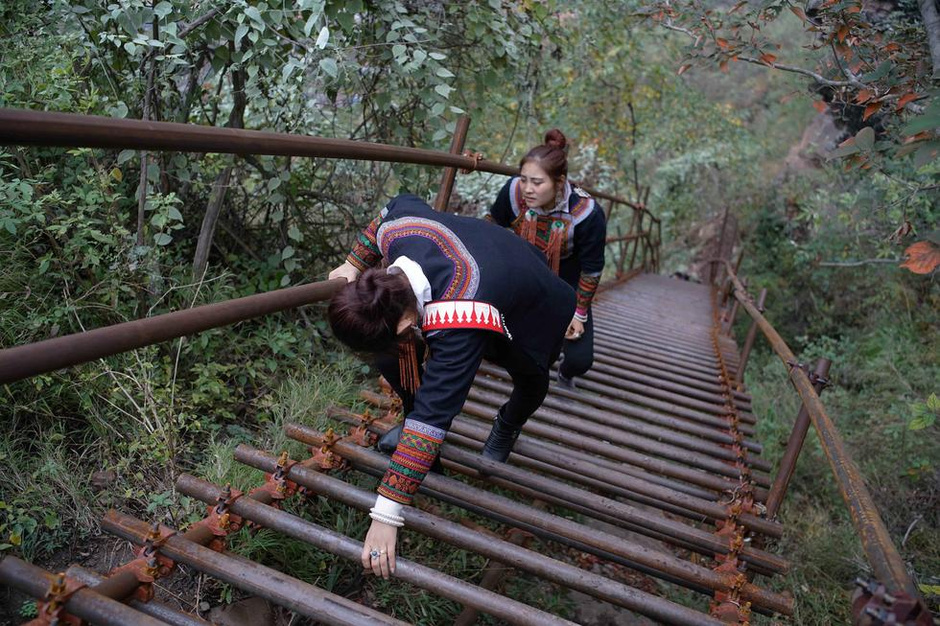 彝族新娘爬新梯嫁进四川悬崖村8793890-新闻