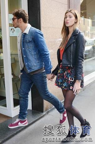 贝伦与男友<em>逛街</em> 碎花小短裙映衬<em>黑丝</em>大长腿(图