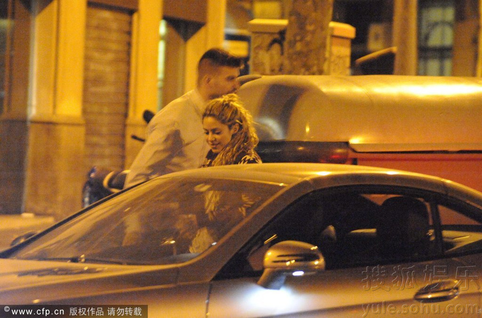 夏奇拉产后与哥哥聚餐 获老公绅士开门显贴心