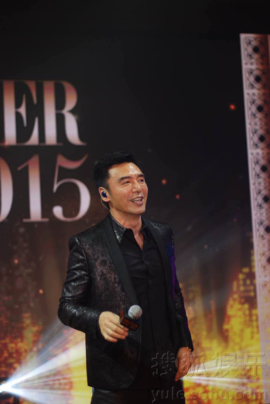 钟镇涛压轴登场献歌艺 不舍温拿乐队