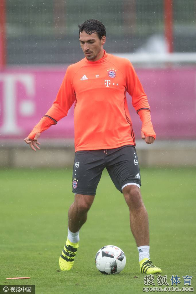 高清图:狐媚桑切斯归队首训 铁闸摊手在讲解啥