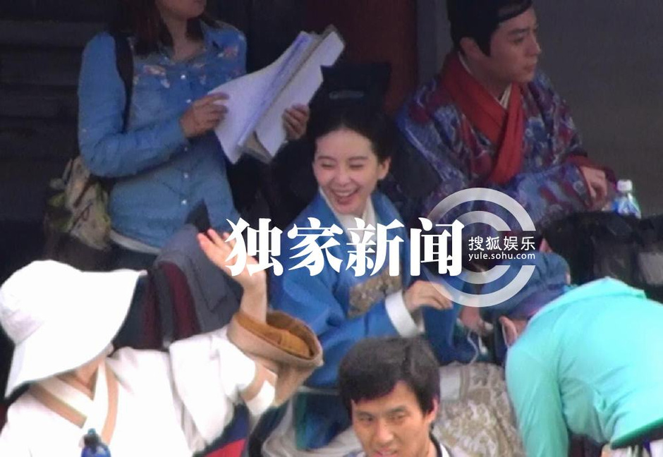 独家:刘诗诗新剧演女太医 与霍建华并排坐休息