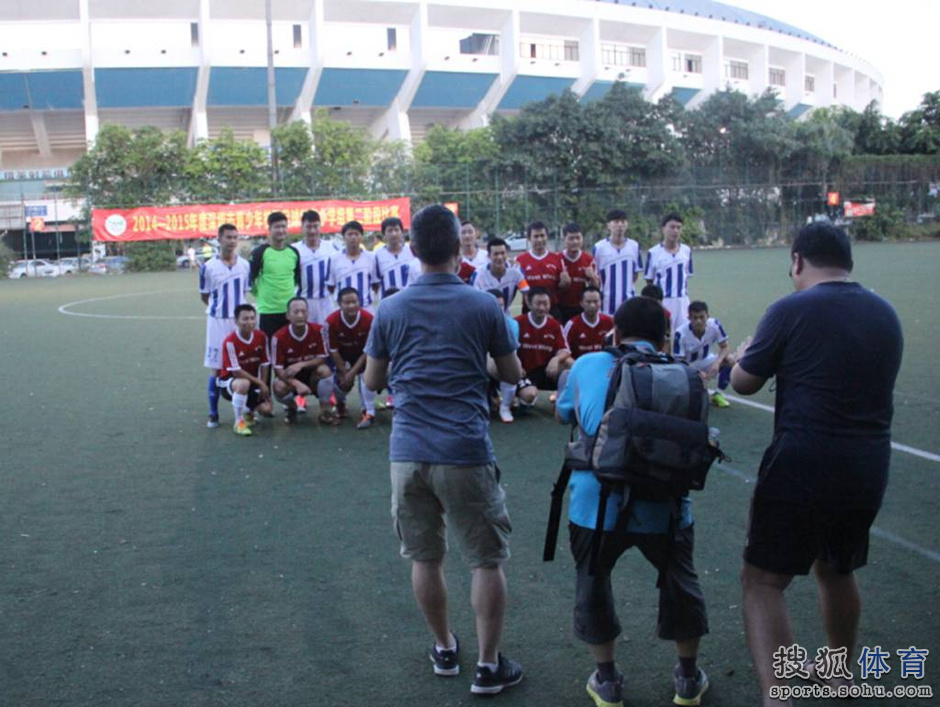 高清:深圳足球业余足球联赛 教练挥手指导球员