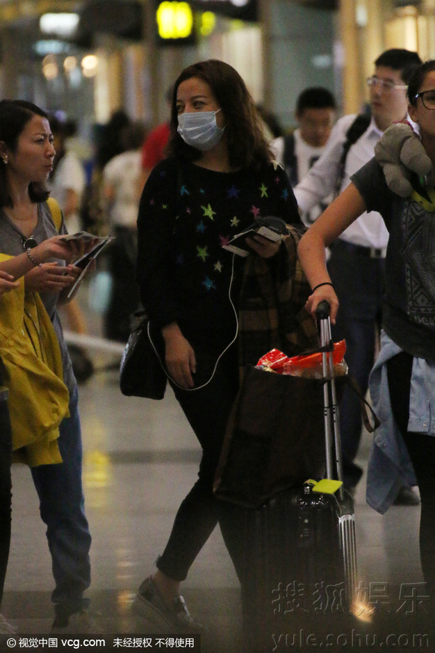 赵薇口罩遮面现身机场 一头乱发配素颜显憔悴