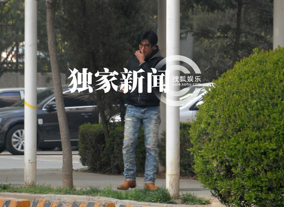 独家:蒲巴甲与男友人外出 破洞裤潮男范儿足