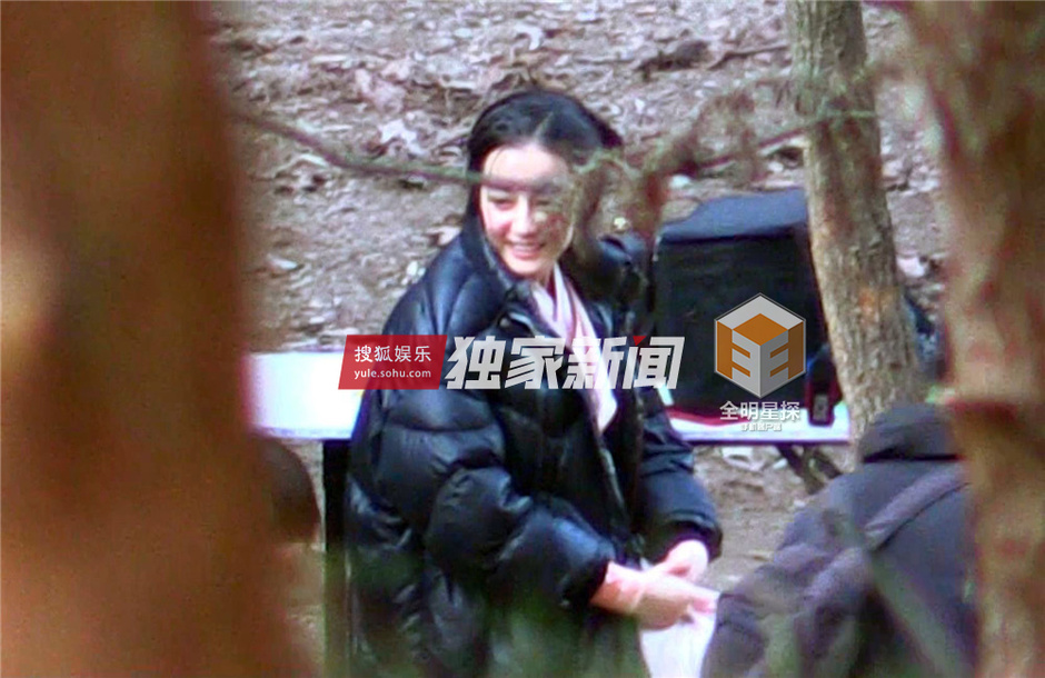 独家:迪式害怕表情包 迪丽热巴戏外逗狗受惊吓