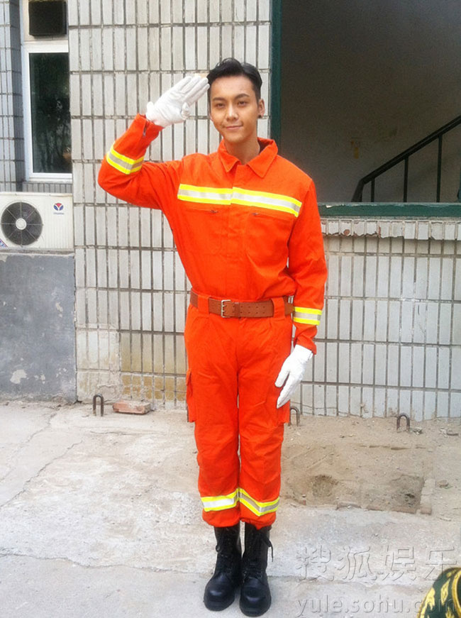陈伟霆体验“救火英雄”生活 与消防队员同比赛5821694-娱乐频道图片库-大视野-搜狐