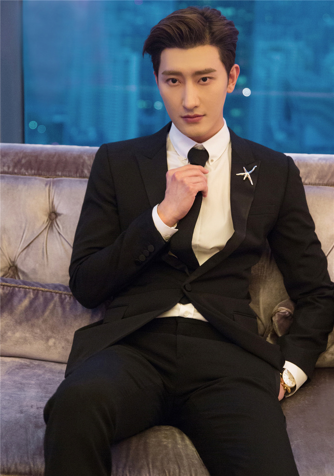 周觅型格满分亮相时尚盛典 斩获年度飞越偶像奖