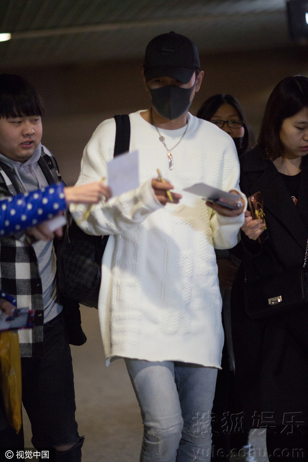 罗晋蒙面抵达上海机场 被粉丝一路围堵索签名