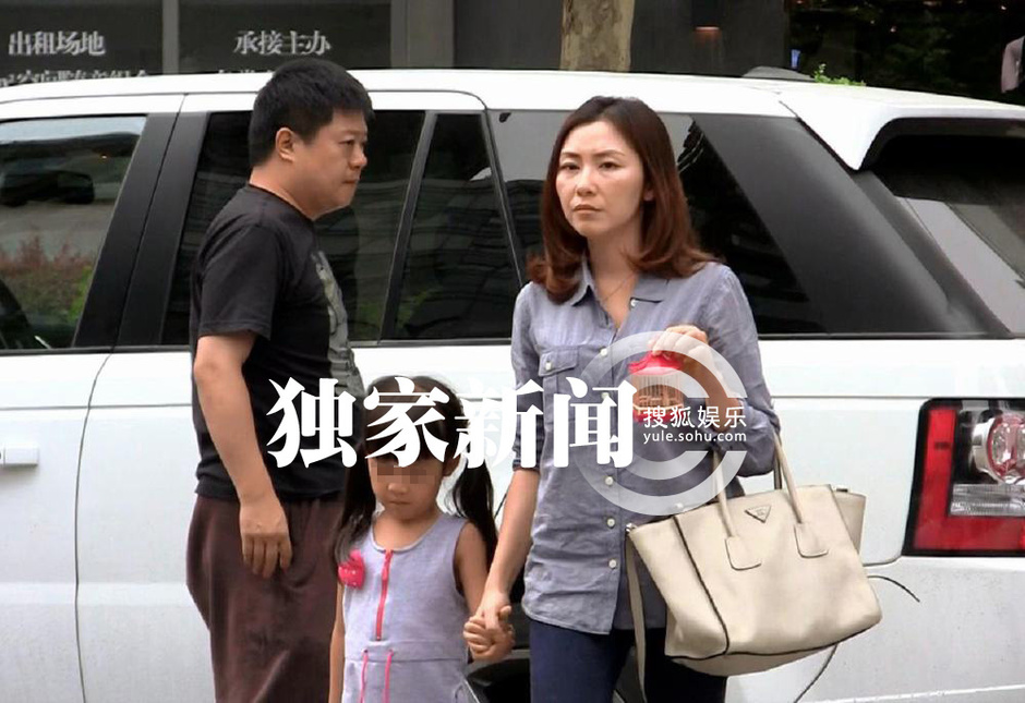 独家:马东带妻子喝咖啡 女儿试吃甜点萌态可掬