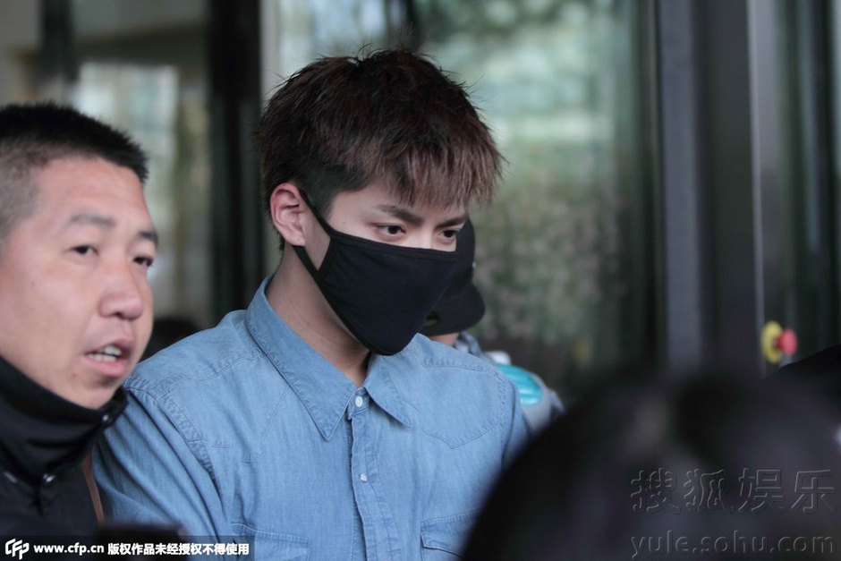 人气旺!吴亦凡拍戏获死忠粉贴身追随
