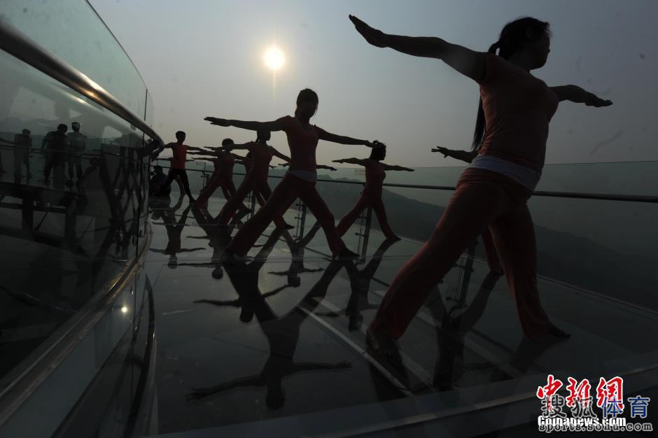 高处之梦，女性之殇与自我救赎的隐喻——解析梦中目睹跳楼事件的心理意义