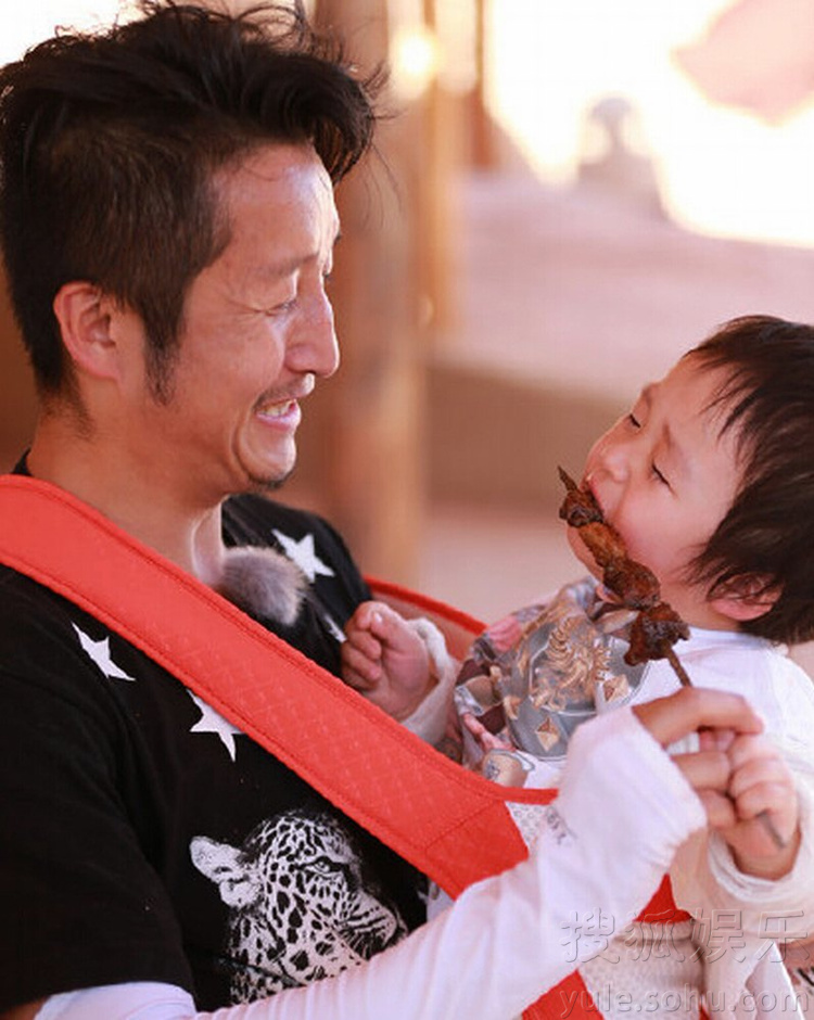邹市明俩吹儿子神相似 轩轩和迷摆你缓轩萌出新高度