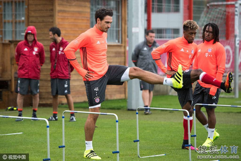 高清图:狐媚桑切斯归队首训 铁闸摊手在讲解啥