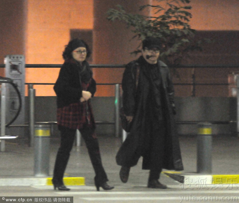 刘欢叼烟斗派头十足 老婆随其同行贴身照顾