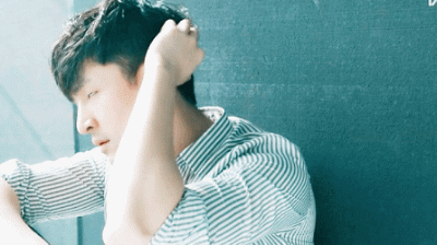 连发呆都这么帅!胡歌撩发放空尽展慵懒随性