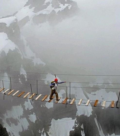 站在悬崖看日出猜成语_悬崖上看日出(2)