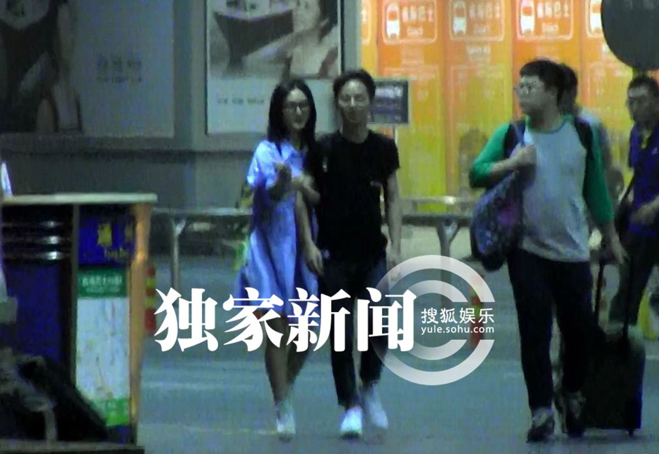 何炅谢娜深夜回京 亲密挽手开怀大笑