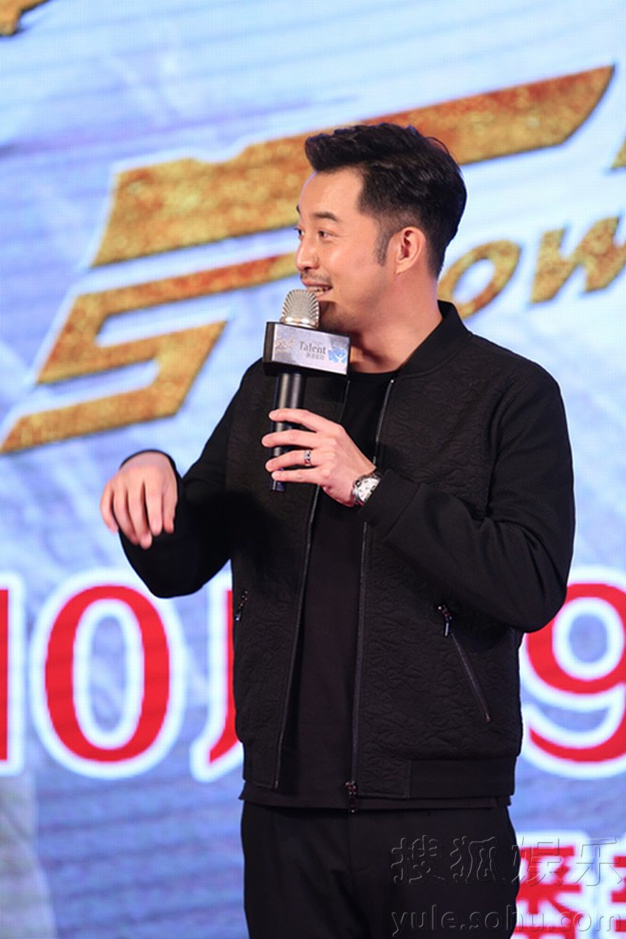 沙溢自称家中一把手 现场获赠搓衣板-娱乐