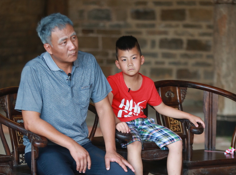 爸妈变老妆容 刘烨胡军头发花白满脸褶-广西新闻网