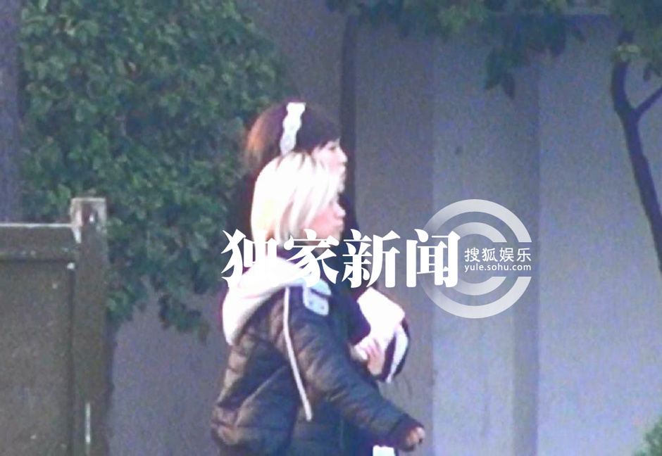 独家:唐嫣着<em>女仆</em>装拍摄新戏 和父亲走路回家6