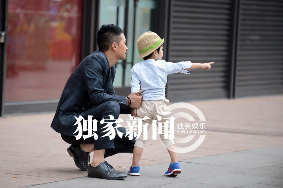 独家:何晟铭带两岁男童现身游乐场 疑儿子曝光