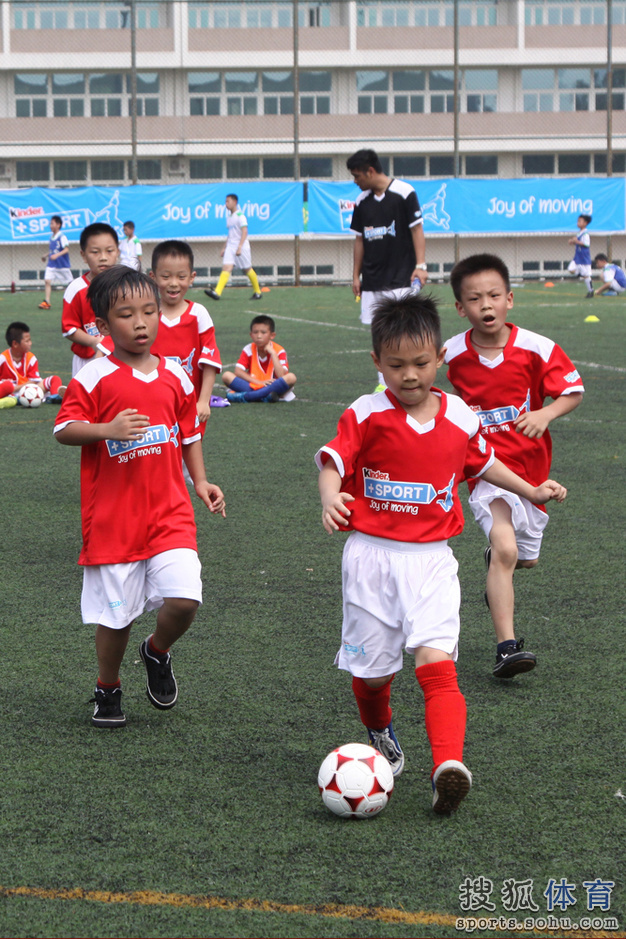 高清:广东校园足球训练营 推广足球从少儿抓起