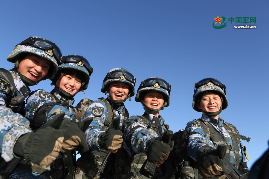 中国海军陆战队女兵大漠苦练硬功